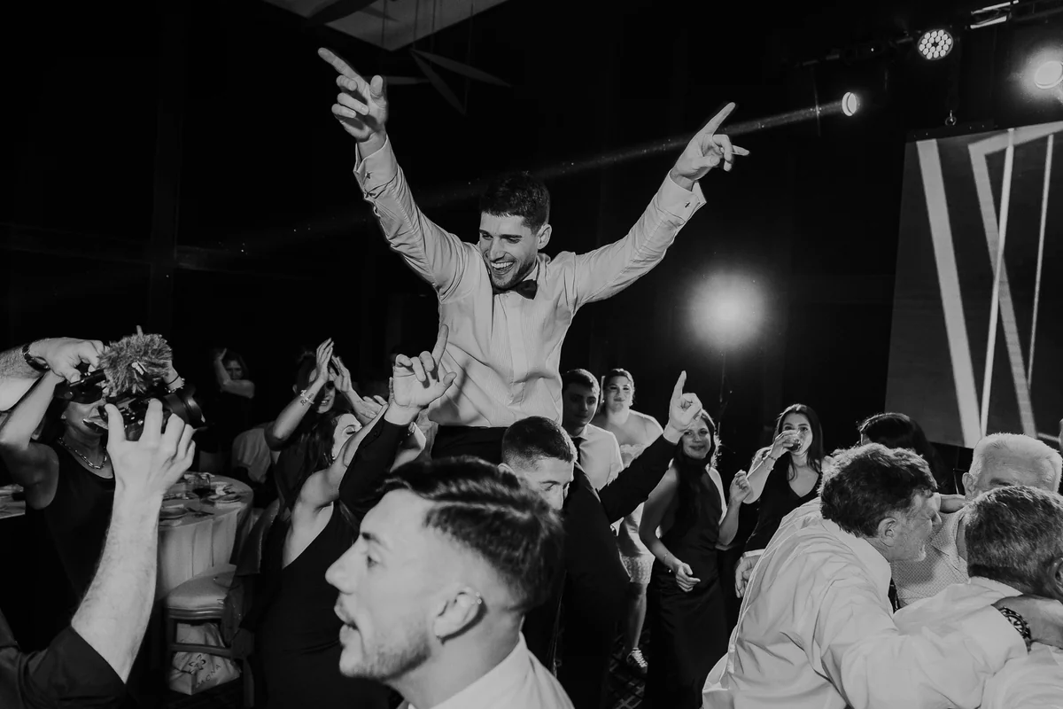 Celebración en la pista de baile · Kuma Studio