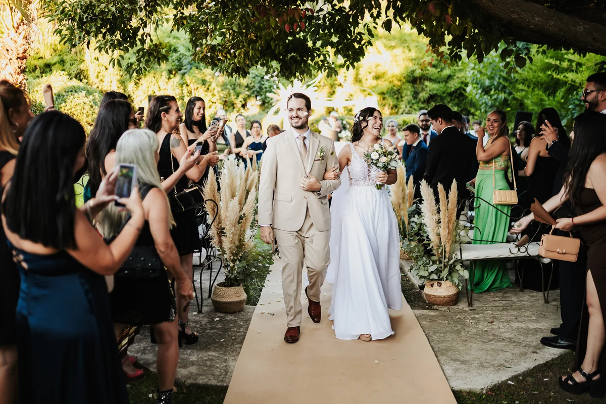 Salida de los novios entre aplausos · Kuma Studio