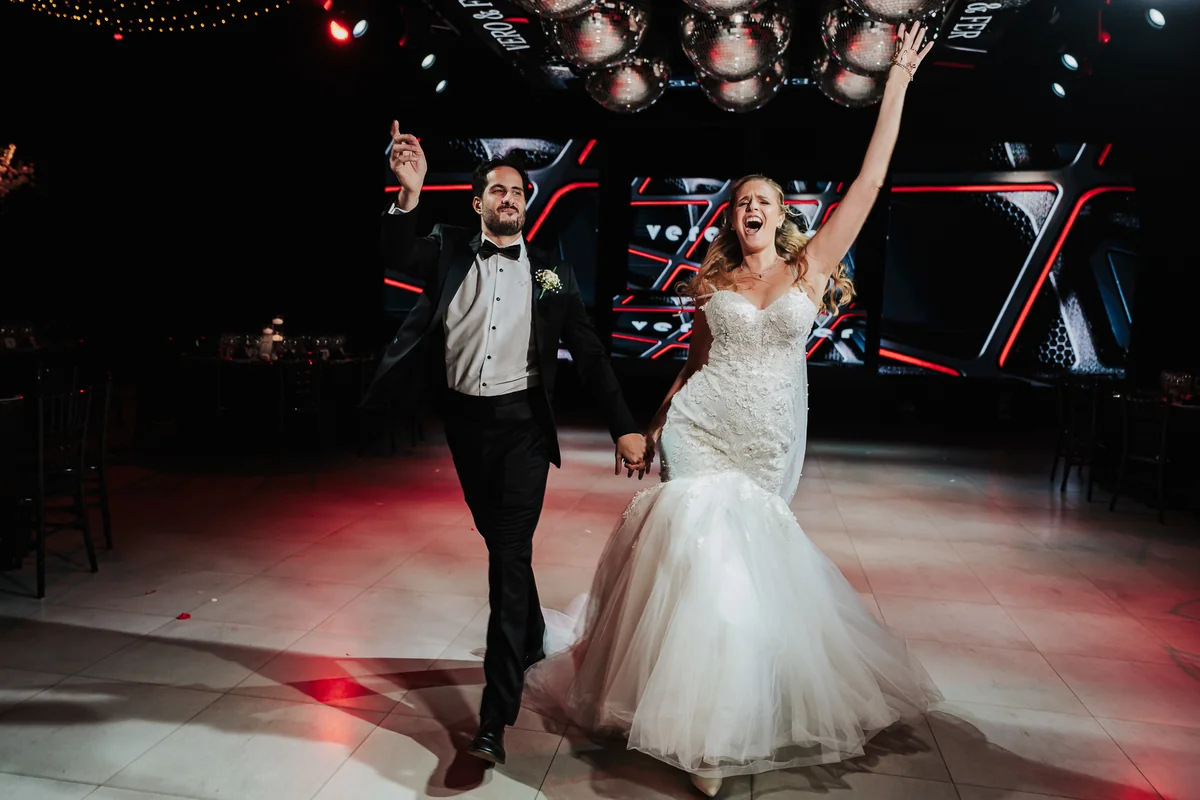 Entrada de los novios a la fiesta · Kuma Studio