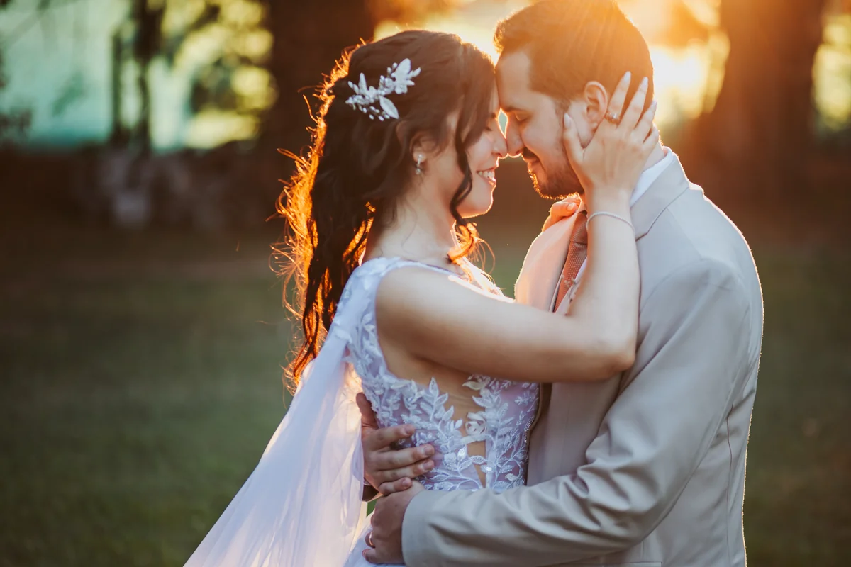 Abrazo de los novios al atardecer · Kuma Studio