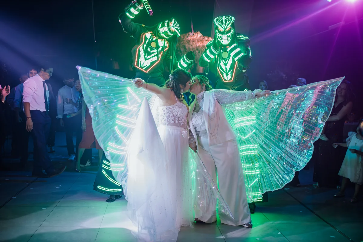 Fiesta con luces y baile · Kuma Studio