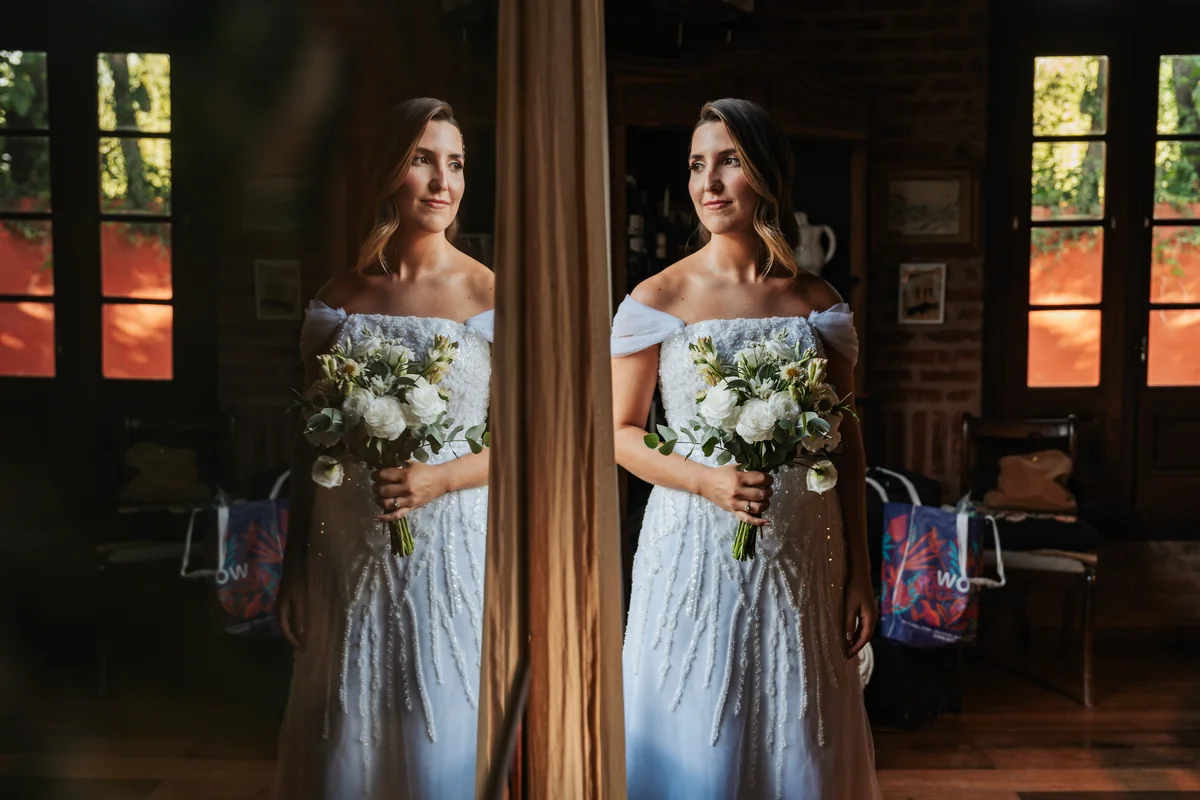 Preparativos y retrato de la novia frente al espejo · Kuma Studio