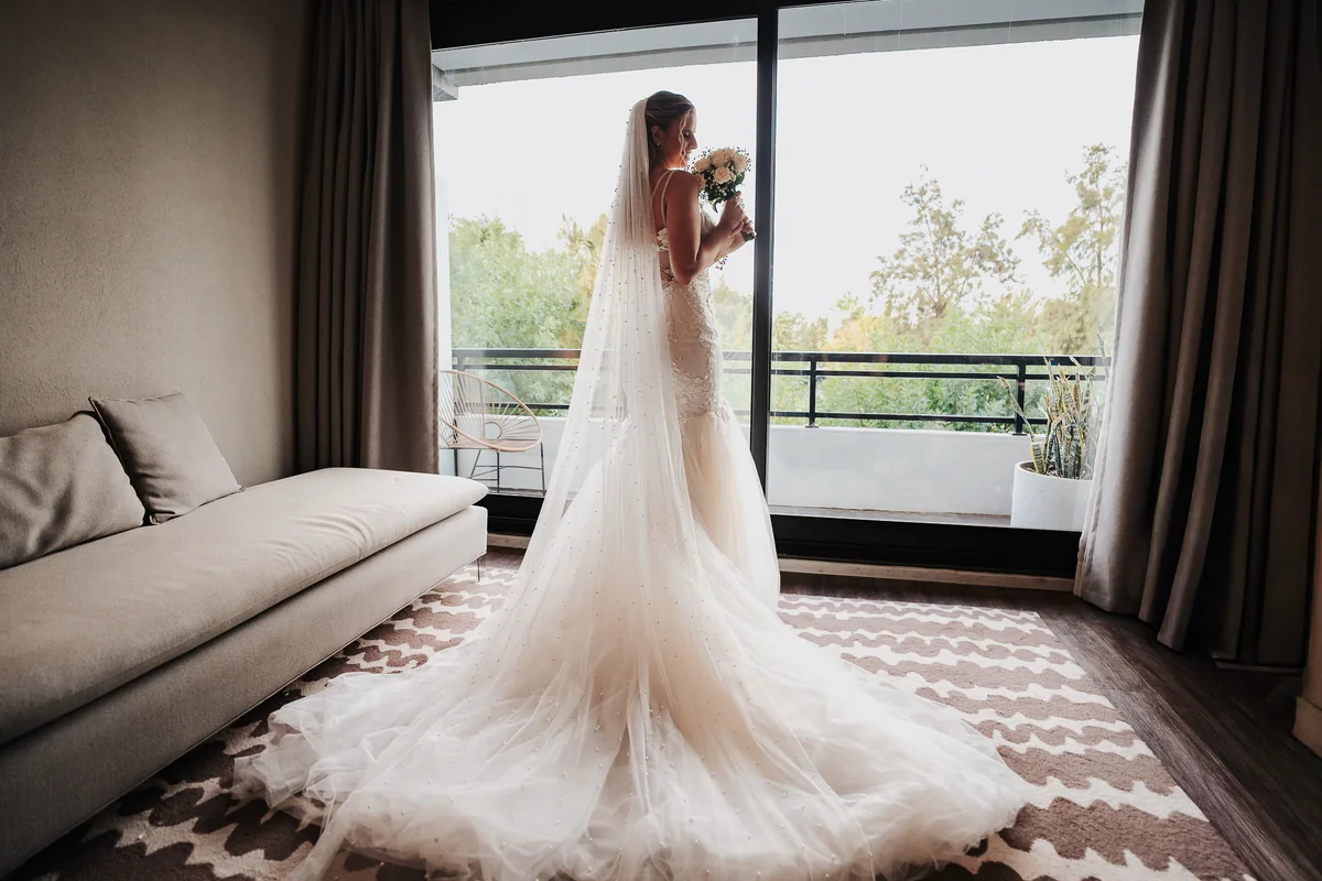 Vestido de la novia durante los preparativos · Kuma Studio
