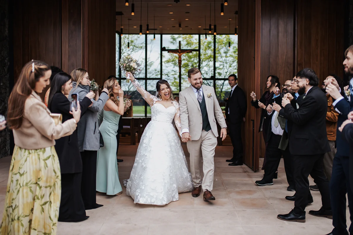 Salida de la ceremonia con familiares y amigos · Kuma Studio