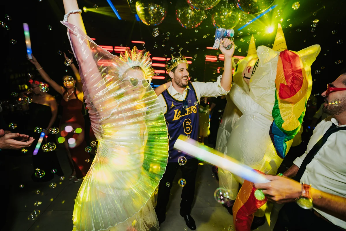 La fiesta de boda con amigos · Kuma Studio