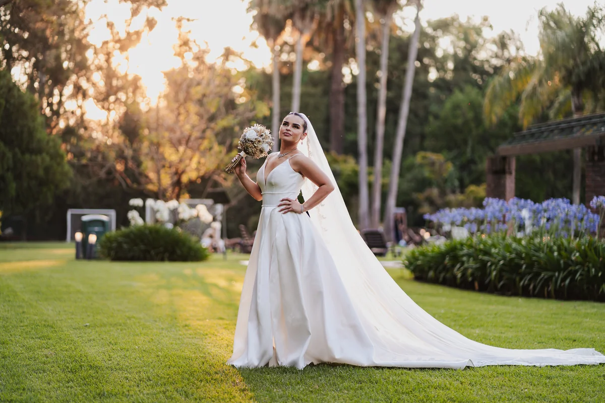 Retrato de la novia en el jardín · Kuma Studio