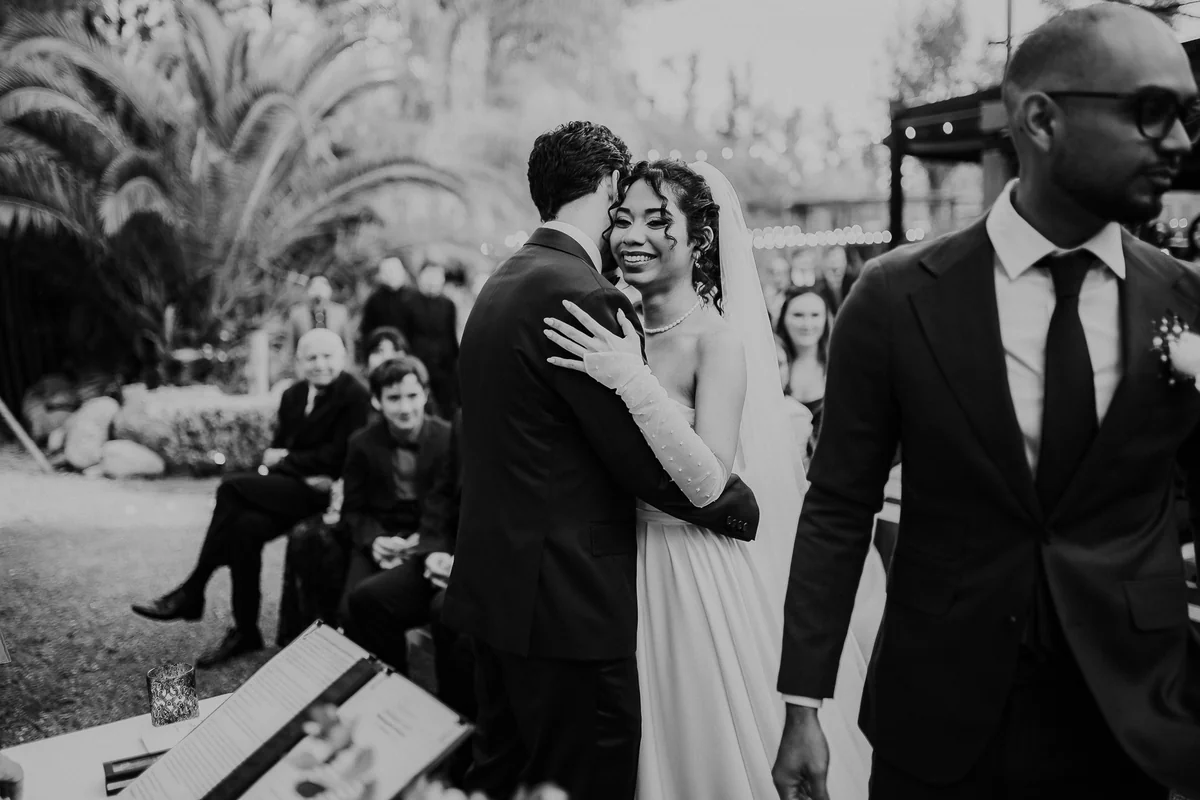 Abrazo durante la ceremonia · Kuma Studio