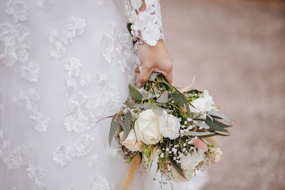 Detalle del vestido y el ramo · Kuma Studio
