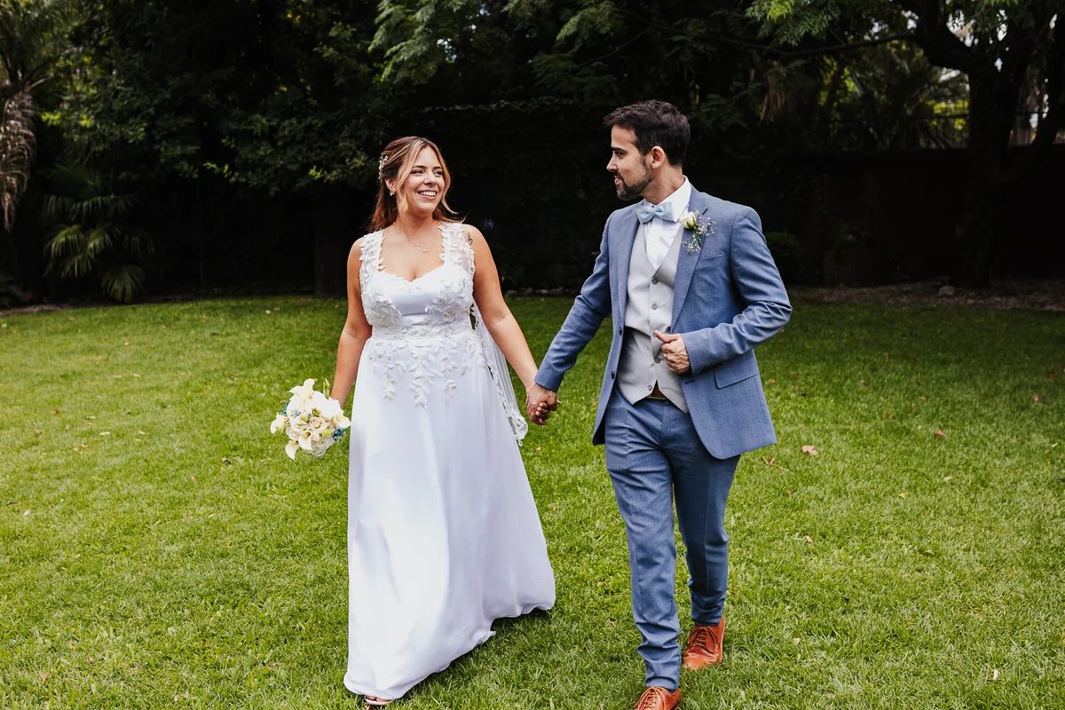 Los novios caminando de la mano · Kuma Studio